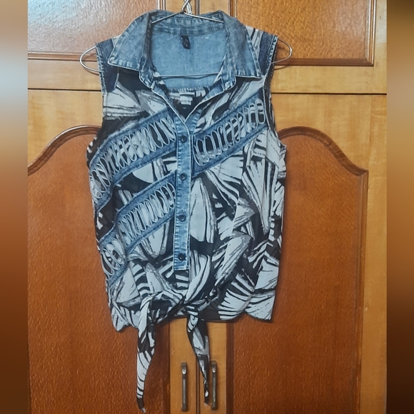 Beautiful Tie-Knot Shirt Top - Picture 8 of 9